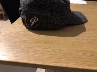 Cappello con visiera grigio