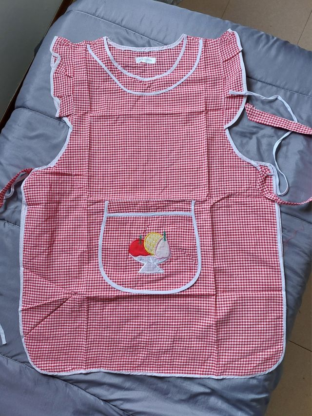 Delantal de cocina a cuadros rojos y blancos