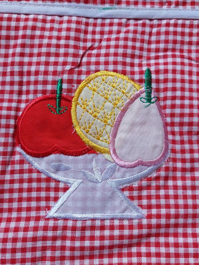 Delantal de cocina a cuadros rojos y blancos