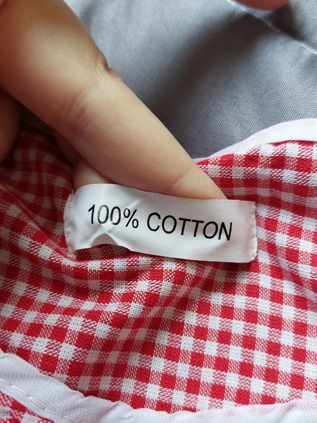 Delantal de cocina a cuadros rojos y blancos