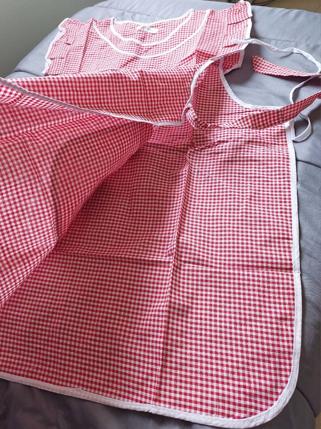 Delantal de cocina a cuadros rojos y blancos