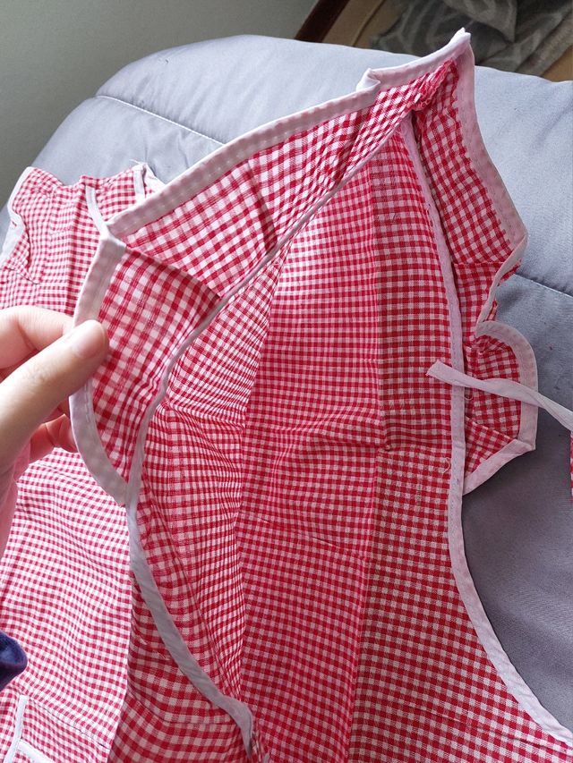 Delantal de cocina a cuadros rojos y blancos