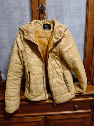 Anorak Bershka amarillo mujer talla XS