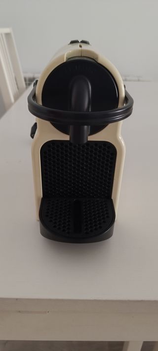 Cafetera Nespresso DeLonghi Beige
