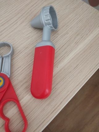 Juego de médico: tijeras, martillo y otoscopio