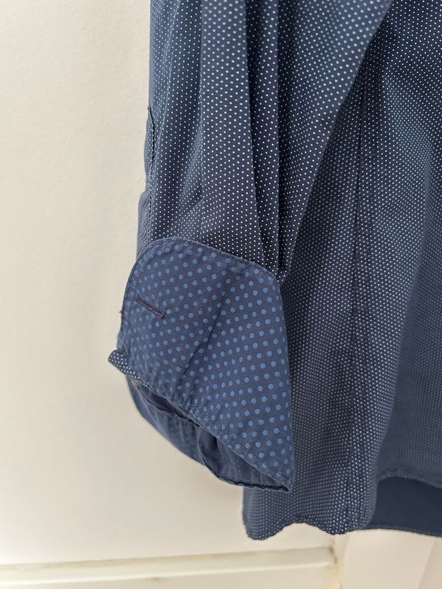 Camisa El Ganso Azul Marino con Tópicos Blancos