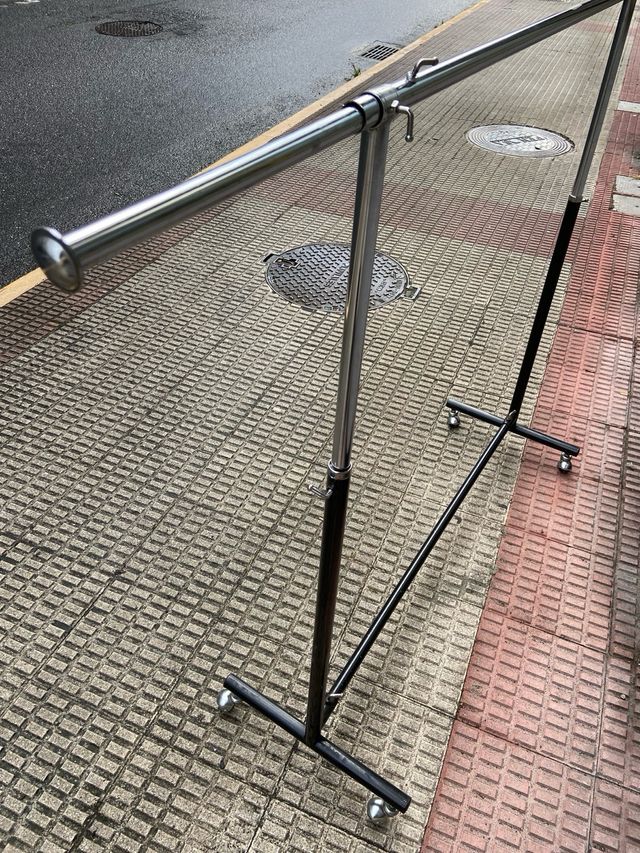 Cabide em Metal com Rodas