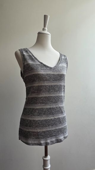 Camiseta de rayas grises y blancas