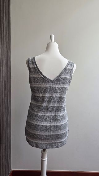 Camiseta de rayas grises y blancas