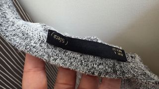 Camiseta de rayas grises y blancas
