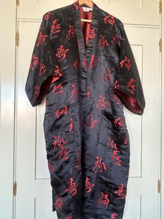 Bata kimono negra y roja con estampado oriental