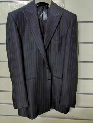 Traje de caballero con rayas púrpuras