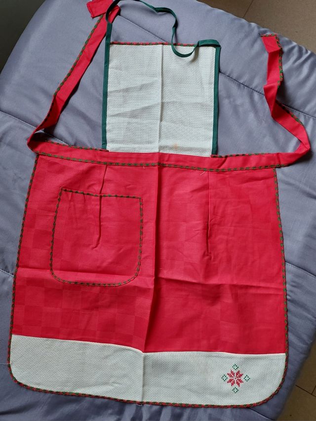 Delantal de cocina rojo y blanco