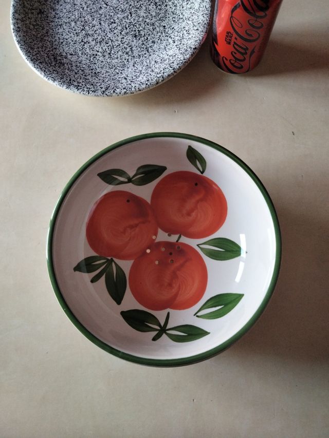 Fruteira em cerâmica com design de fruta