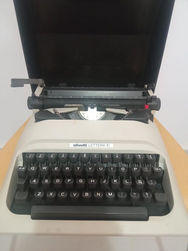 Máquina de escribir Olivetti Lettera 10