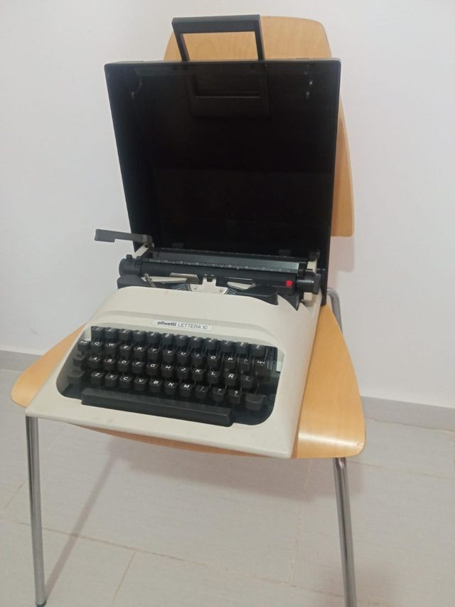 Máquina de escribir Olivetti Lettera 10