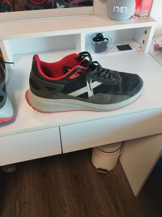 Zapatillas Munich Talla 46 Negras y Rojas