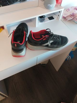 Zapatillas Munich Talla 46 Negras y Rojas