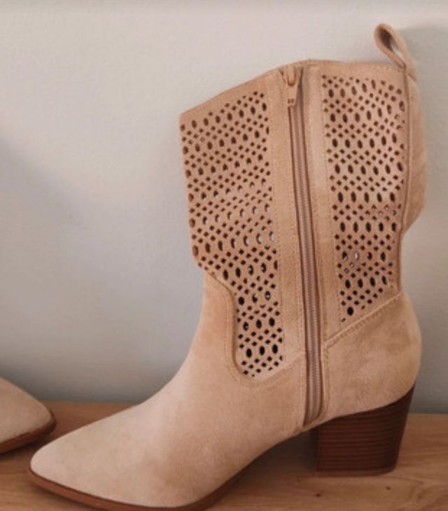 Botas camperas beige con detalles troquelados