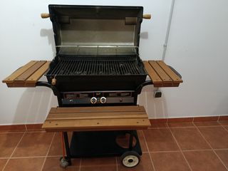 Barbacoa de gas negra y madera