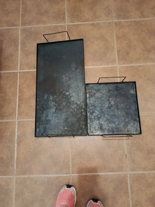 Barbacoa de gas negra y madera