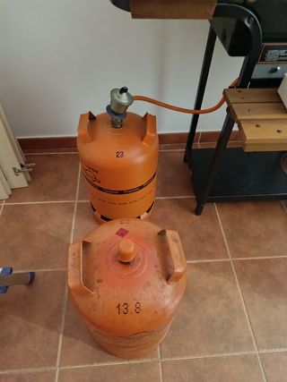 Barbacoa de gas negra y madera