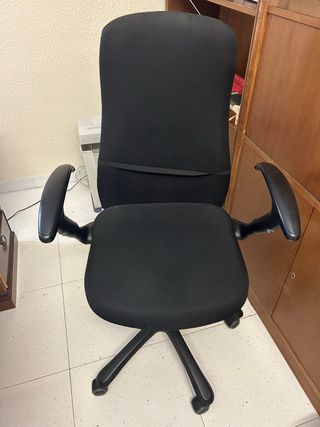 Silla de escritorio de tela negra