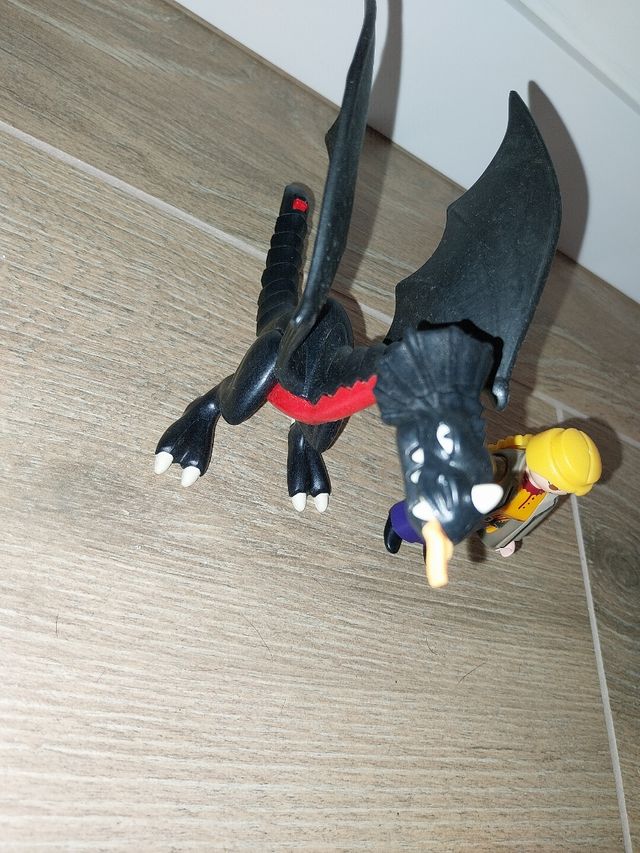 Playmobil Dragón Negro y Figura Humana