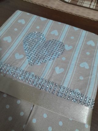 Tovaglia 6 persone beige con cuori e strass