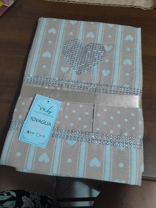Tovaglia 6 persone beige con cuori e strass