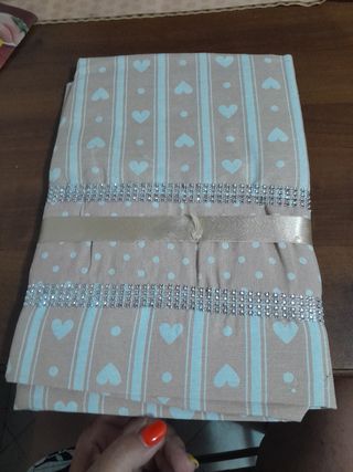 Tovaglia 6 persone beige con cuori e strass