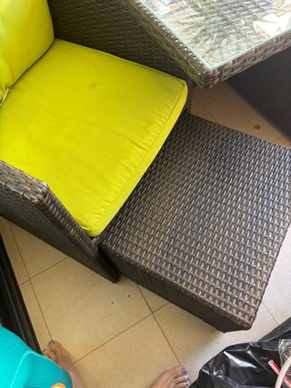 Conjunto ratán mesa y 4 sillas con reposapiés