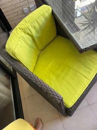 Conjunto ratán mesa y 4 sillas con reposapiés