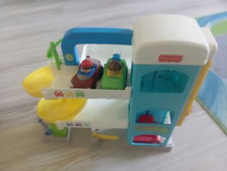 Parking infantil con coches. fisher price
