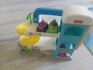 Parking infantil con coches. fisher price