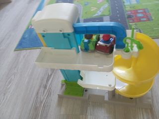 Parking infantil con coches. fisher price