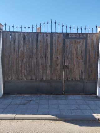 Puerta de garaje madera antigua
