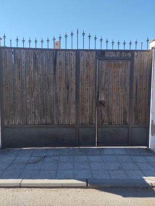 Puerta de garaje madera antigua