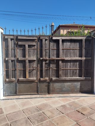 Puerta de garaje madera antigua
