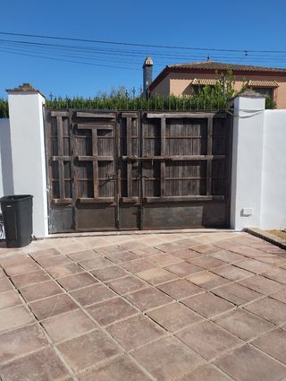 Puerta de garaje madera antigua