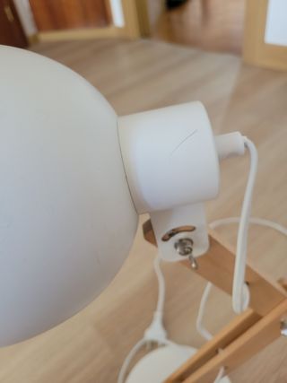 Flexo blanco y madera