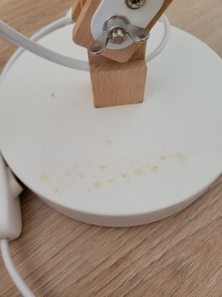 Flexo blanco y madera