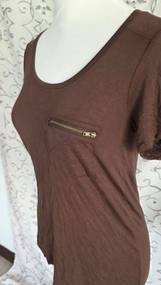 Camiseta marrón con bolsillo cremallera