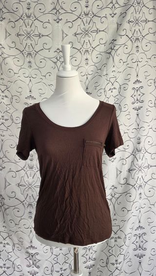 Camiseta marrón con bolsillo cremallera