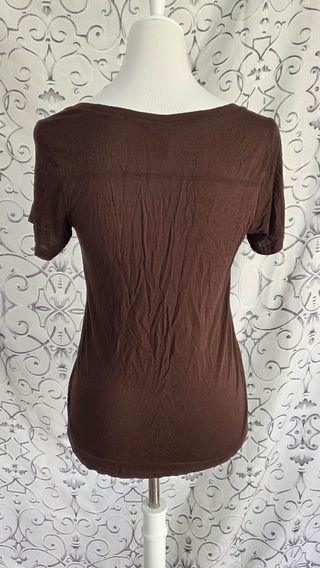 Camiseta marrón con bolsillo cremallera