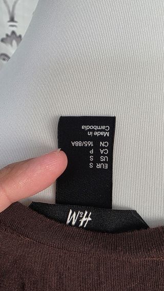 Camiseta marrón con bolsillo cremallera
