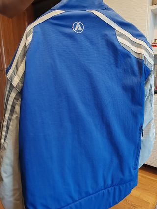 Chaqueta de moto azul con detalles