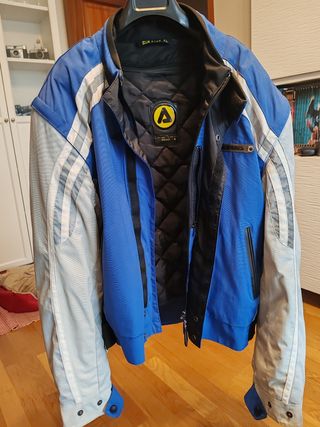 Chaqueta de moto azul con detalles