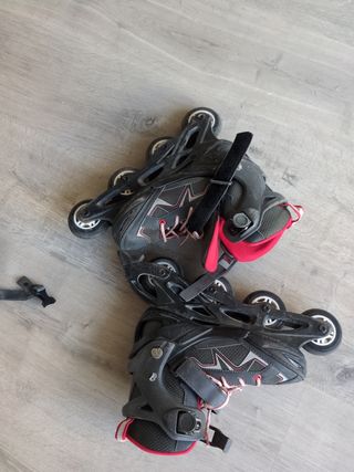 Patines en línea negros y rojos con casco incluido