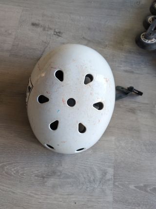 Patines en línea negros y rojos con casco incluido